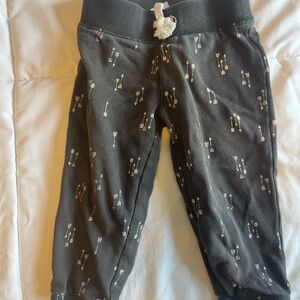 Kids gray jogger pants with arrows